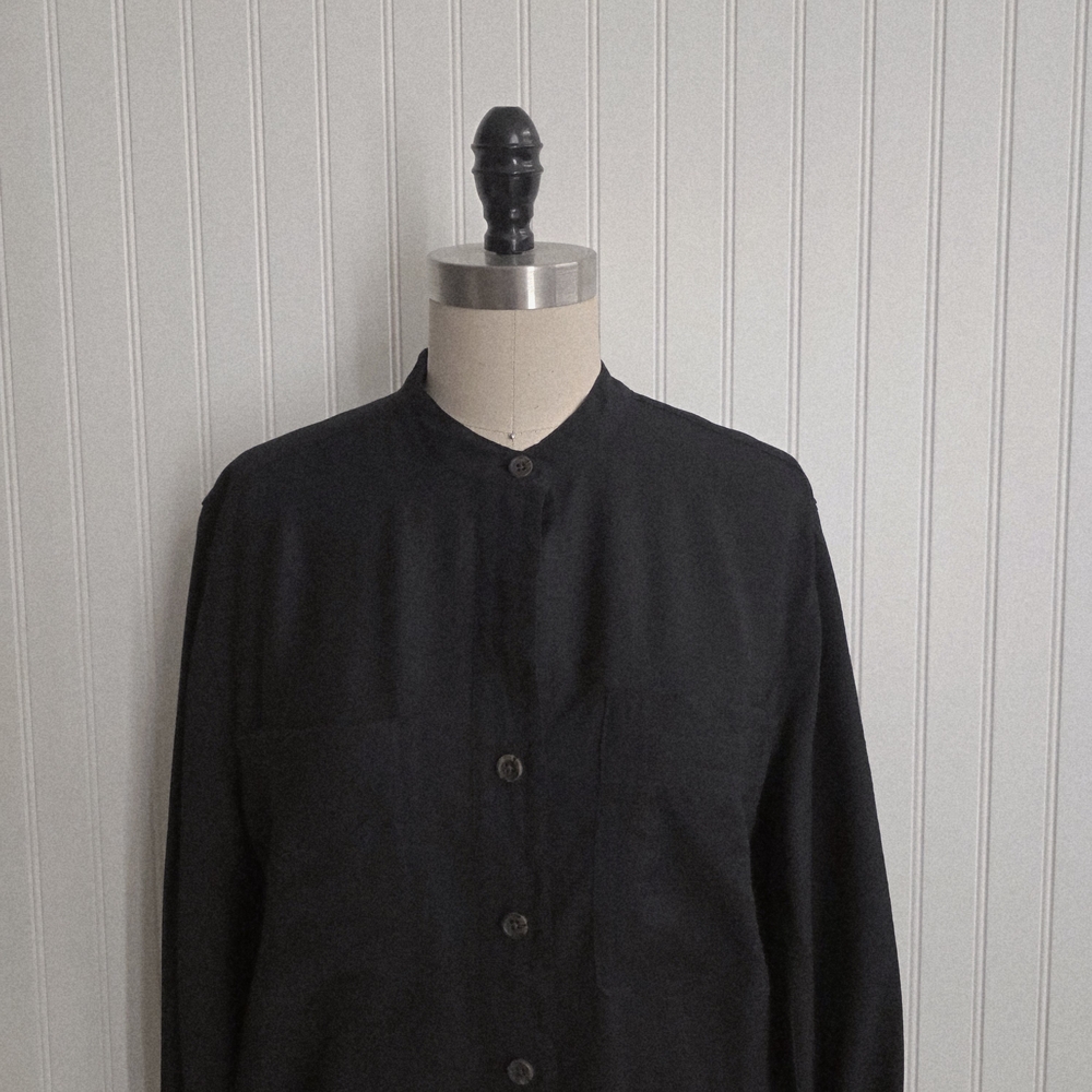 Banana Republic Classic Black Button-Up Blouse Size M - Picture 4 of 7